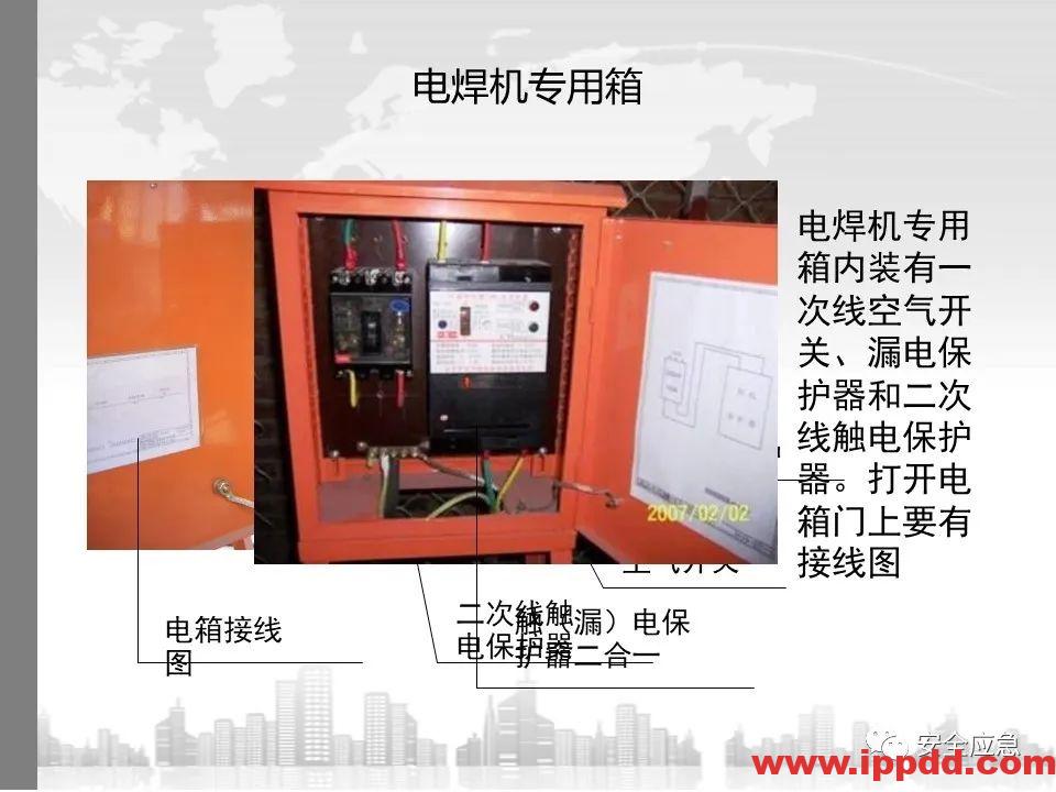 又一吊车误碰高压线,火光下的惨痛代价!