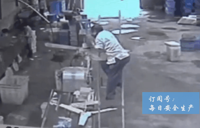 事故案例 | 又一起触电事故,人瞬间没了|触电事故动图合集,胜过百场培训!