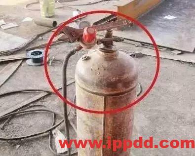 配电箱旁放乙炔瓶？罚！气瓶安全管理不到位，真的会要人命！