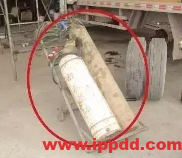 配电箱旁放乙炔瓶?罚!气瓶安全管理不到位,真的会要人命!