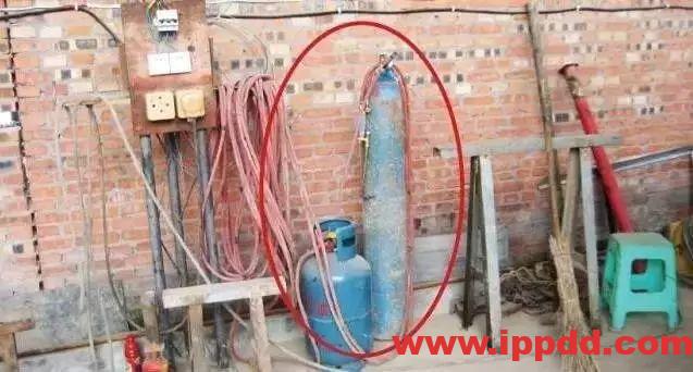 配电箱旁放乙炔瓶?罚!气瓶安全管理不到位,真的会要人命!