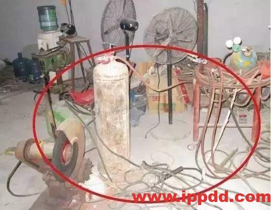配电箱旁放乙炔瓶?罚!气瓶安全管理不到位,真的会要人命!