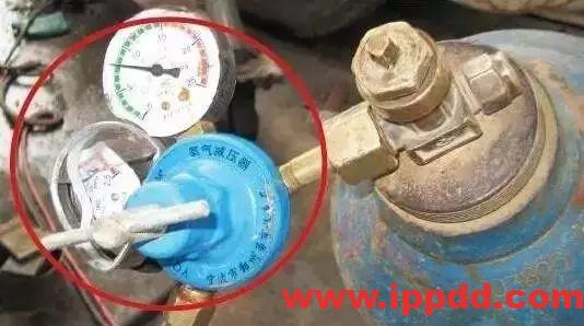 配电箱旁放乙炔瓶?罚!气瓶安全管理不到位,真的会要人命!