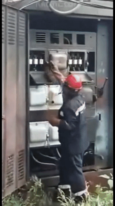 惨!工人误操作,配电箱瞬间爆炸,人直接没了……