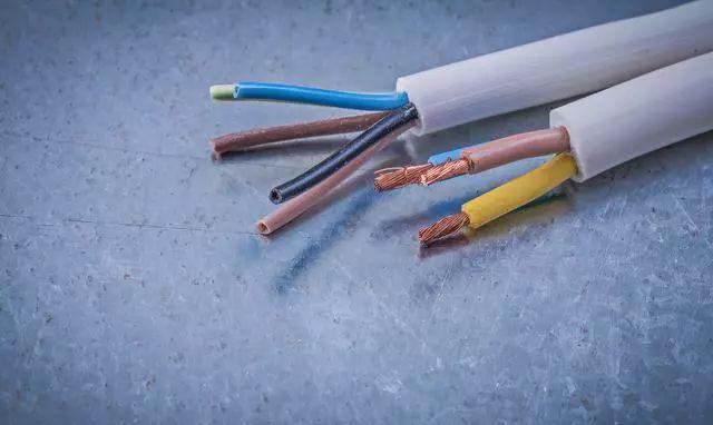 高压电线为什么都是三根线？