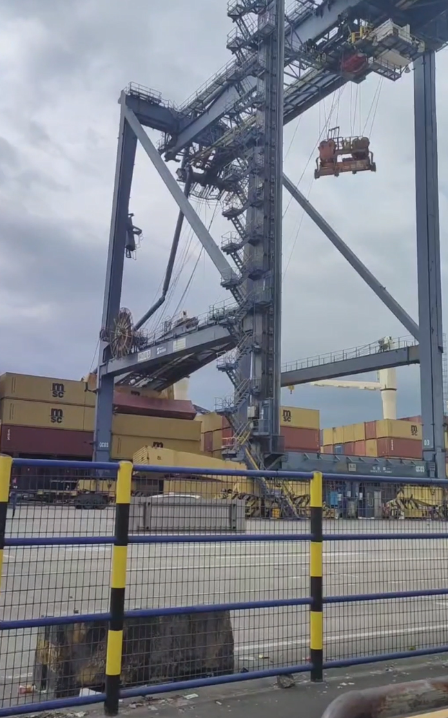 [港口事故案例]一岸桥砸到MSC船舶|集装箱码头起火！