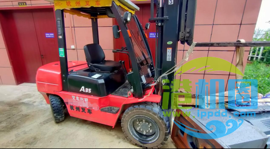 事故案例 | 叉运设备方式不正确 叉车司机离开叉车人为扶正设备遭砸压而亡