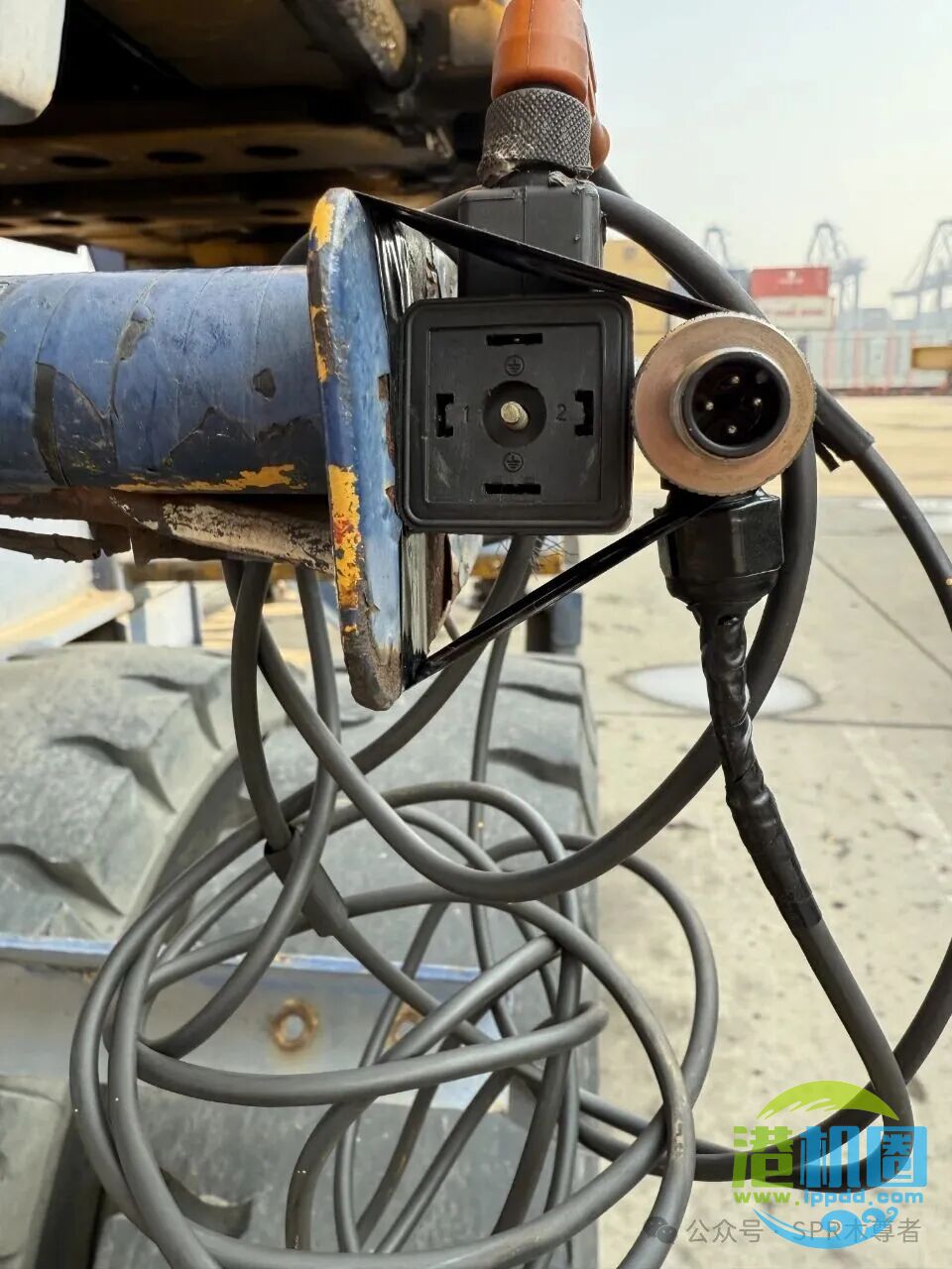 SPR木尊者 | 振华双箱吊具206#中锁下无动作