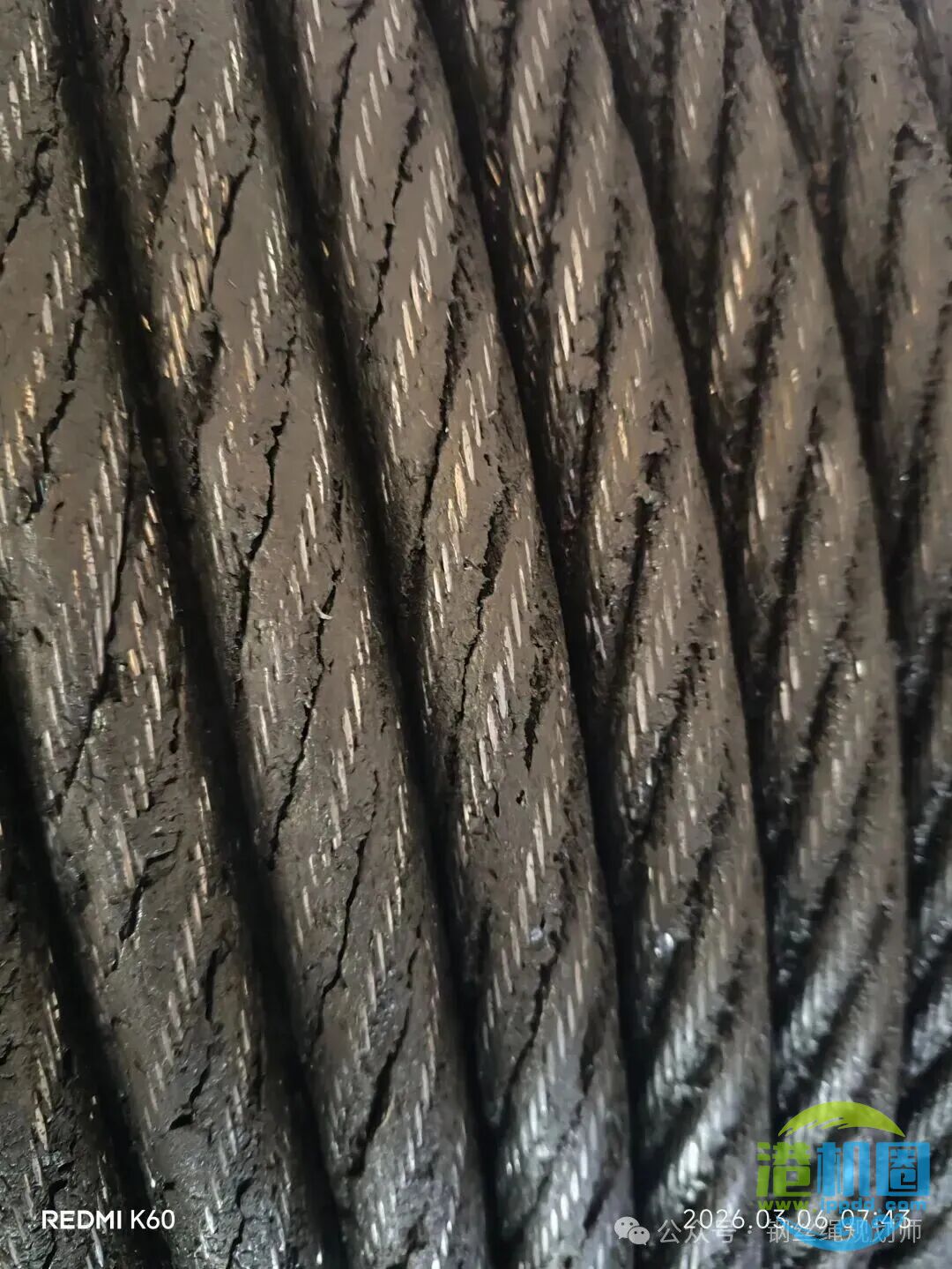 《错误操作》保养钢丝绳直接抹黄油，或者涂废机油的