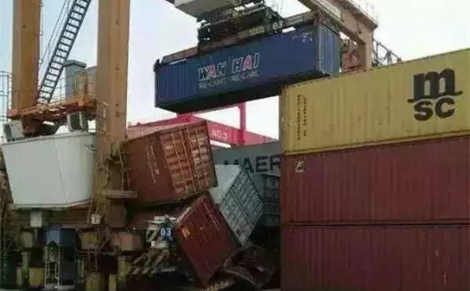 从RTG倾倒事故,聊场桥作业防打保龄的重要性 | 转自港机圈