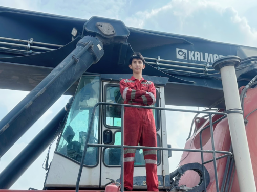 卡尔玛维修案例11 | DRU正面吊驾驶室突然断电故障快速维修案例