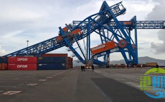 法兰西堡港一台新型低姿态岸边集装箱起重机在调试期间倒塌