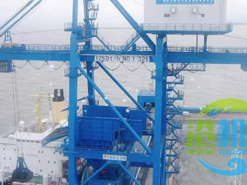 岸边集装箱起重机的基础上加装电控抓斗实现散货作业，这个改造作业前是否需要到当地市场监督局告知备案，并缴纳相关费用？费用如何计算？